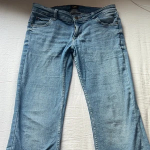 Ljusblå bootcut jeans Lee Jessica W28 L31 - Säljer ett par ljusblå bootcut jeans från Lee, modell Jessica. Jeansen har normal passform. använt ganska mycket men bra skick 