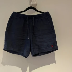 Mörkblå shorts från Polo Ralph Lauren - Snygga mörkblå shorts från Polo Ralph Lauren i classic fit. Knappt använda. 9/10 skick 