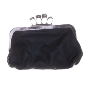 Clutch med ringar som handtag - Säljer en cool svart kuvertväska i skinn med unika dödskalle detaljer på handtaget, de är som ringar så man håller den i dem! får plats med hyfsat mycket för att vara en klutch 