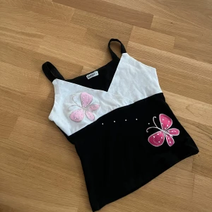 Topp - Vacker topp med fjärilar och pärlor 🖤💕lite nopprig!