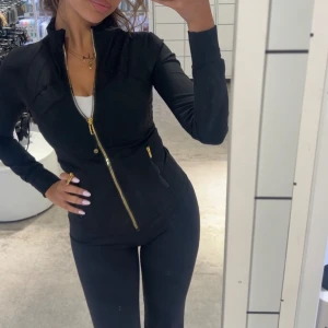 Svart define jacka från Lululemon - Slutsåld på hemsidan, i jättebra skick.
