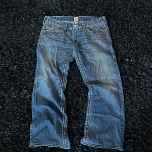 True Religion blå bootcut jeans - Säljer dessa blå Ture religon jeans med en bootcut form typ, jag säljer dessa efter som jag inte använder dom längre. 100% gjort av Cotten.