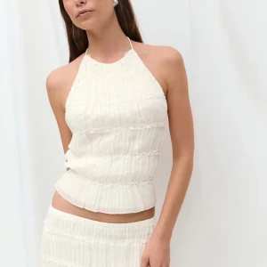 Vit halterneck topp med knyt - Superfin vit halterneck topp med smockad struktur och tunna knytband i nacken och ryggen. Helt slutsåld på hemsidan🩷nypris 260kr. Den är helt oanvänd!!