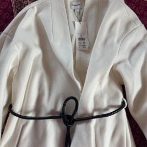 Kappor - Jag rensar ut min garderob, säljer mina kappor, några av dem är nya, 200kr styck. Storlek Xs,S🥰