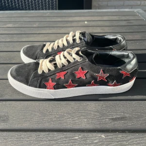 Saint Laurent skor - Tjena, säljer nu dessa riktigt snygga saint Laurent skorna, de är i bra skick men finns små tecken på användning, lite skavt bak i hälen inuti skon och sulan är repaintad med vit färg. Endast skorna ingår🙌🤝