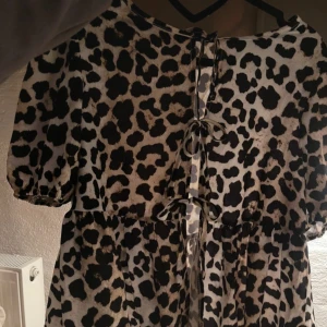 Leopard blus - Leopard blus med puffärmar och knyten. Osäker på storlek men gissar på S, aldrig använd💕