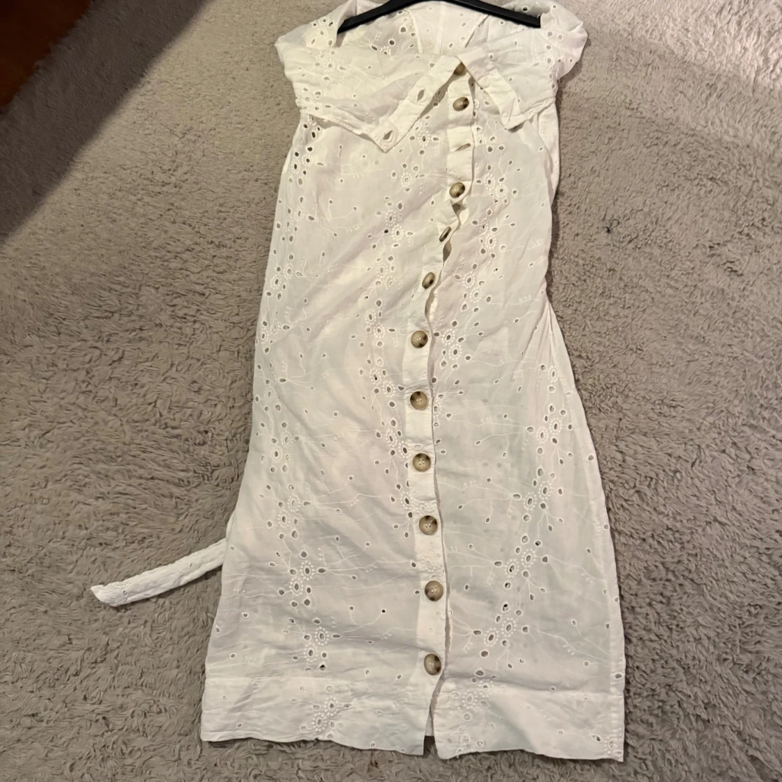 Vit broderad klänning AllSaints