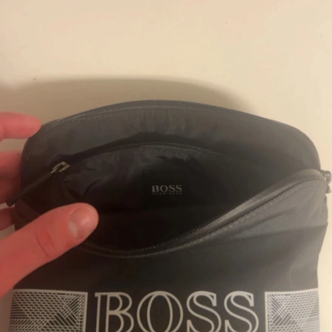 Svart axelväska från Hugo Boss - 3