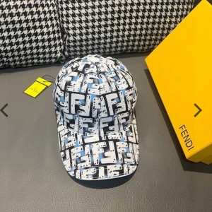 Fendi keps med grafiskt FF-mönster - Snygg keps från Fendi med ett grafiskt FF-mönster i svart, vitt och blått. Kepsen har böjd skärm, justerbar rem bak och är tillverkad i ett slitstarkt polyestertyg. Perfekt för dig som vill sticka ut med en exklusiv accessoar.