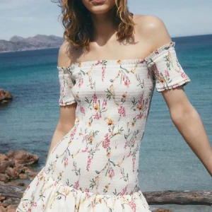 Blommig offshoulder kortklänning H&M - Supersöt kort offshoulder-klänning från H&M. Smockad upp till med en puff kjol. Klänningen har jag lämnat in hos en skräddare och sytt om. Var storlek L men nu passar den xs-m. Jag är 176 för referens. Använd vid två tillfällen. 