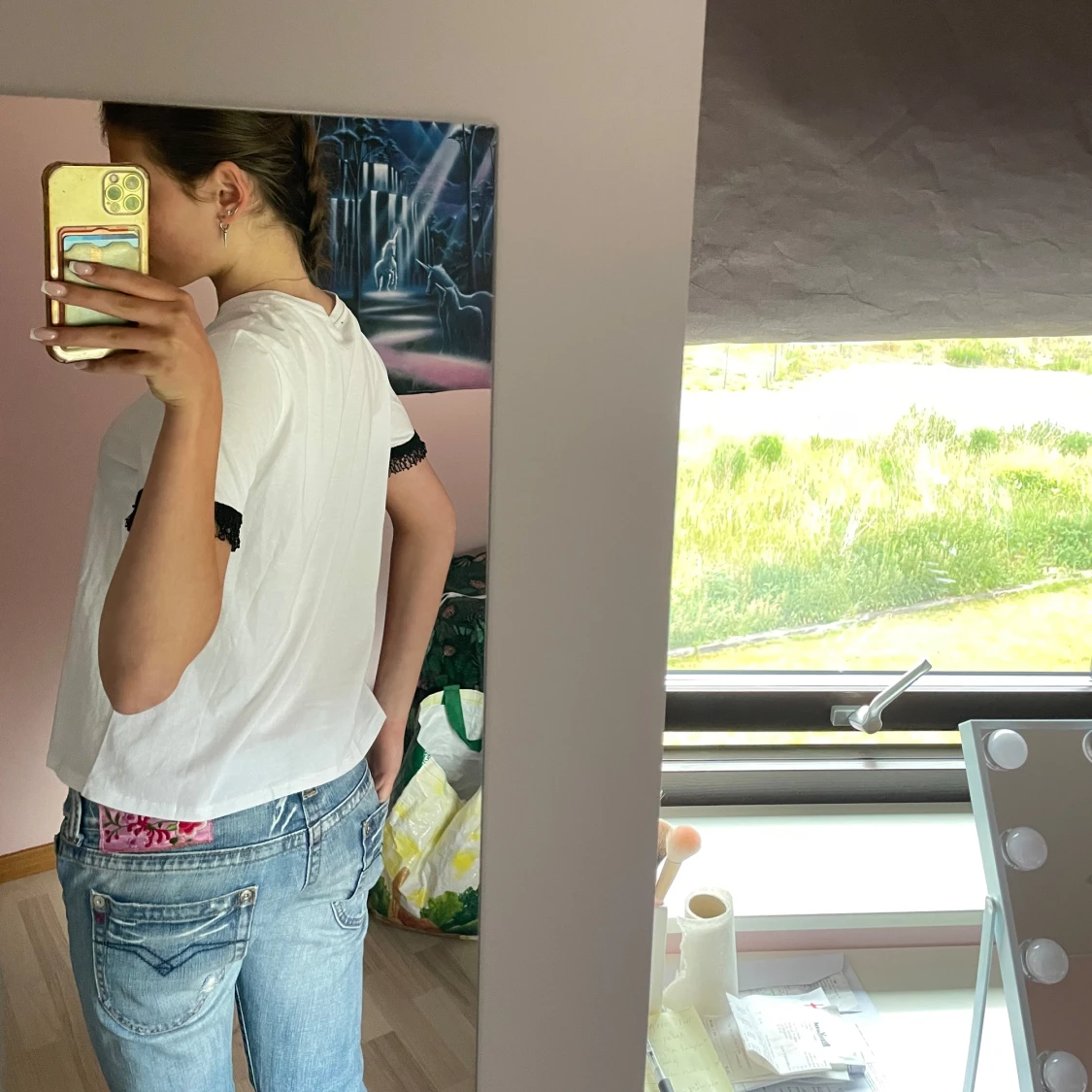 Vit t-shirt med spetsdetalj på ärmar - 2