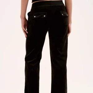 Svarta juicy byxor - säljer mina juicy byxor i storlek m passar funkar med s och uppåt också💕 dom är inte använda mycket men en detalj från snöret har ramlat av💕