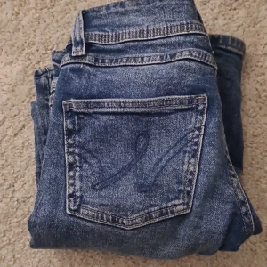 Blå bootcut jeans från Gina tricot - Snygga blå bootcut jeans från GinaTricot med klassisk femficksdesign och broderad bakficka. Jeansen är mid waist, men känns ganska low waist. Storlek 146 tall, passar mig perfekt i längden som är 155. Skriv för fler bilder💕