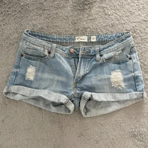 Lågmidjade jeansshorts - Jeansshorts i storlek 34 med lågmidja!
