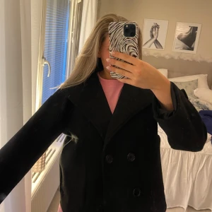 Svart kappa - Säljer min svarta deign by si kappa! Lite nopprig annars inga defekter på utsidan men den e sprucken i innertygeh men inget man ser när man har på sig jackan . Fråga gärna om fler bilder 