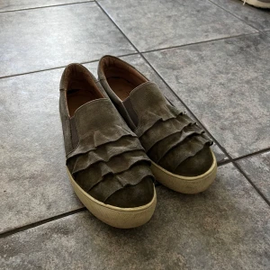Slip-in skor med volang  - Supersöta sköna skor med volang detaljer✨✨