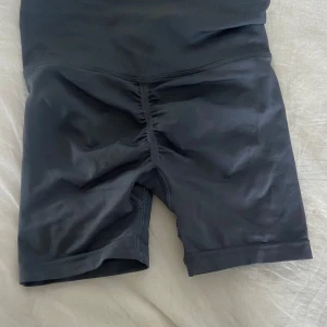 Tränings shorts - Snygga gråa träningsshorts med scrunch, perfekta till gymmet!! Köpta här på Plick och bilderna är från förra ägaren, men säljer då de är för små💗