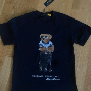 Mörkblå Polo Bear t-shirt från Ralph Lauren - Snygg mörkblå t-shirt från Polo Ralph Lauren storlek s mamma köpte fel storlek om du har frågor skriv