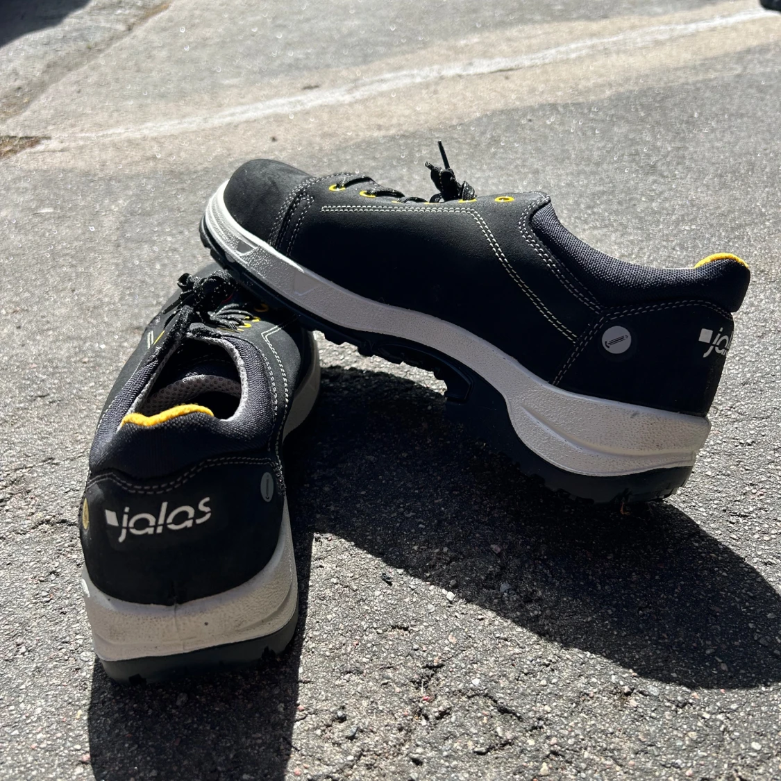Svarta sneakers från Jalas med gula detaljer - 4