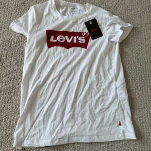 Vit Levi's t-shirt - Helt ny Levi’s T-shirt i storlek XS. Endast testad! 