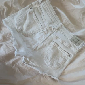 Jeans shorts - Vita Jeans shorts från bershka i storlek 36! Inprincip inte använda! 😜