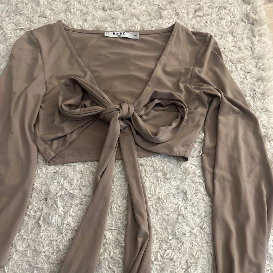 Beige croppad omlottopp från NA-KD - 2