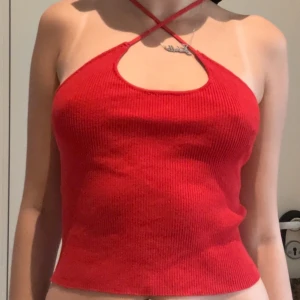 Halterneck topp - Säljer en snygg röd ribbad halterneck topp från Zara. Köpt secondhand men bara använd av mig en eller två gånger🌸 inget fel på den, säljer bara för plats🩷