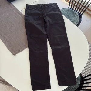 Svarta J.lindeberg chinos - Svarta J.lindeberg chinos, modell: Chase super satin pants i storlek 30/34 