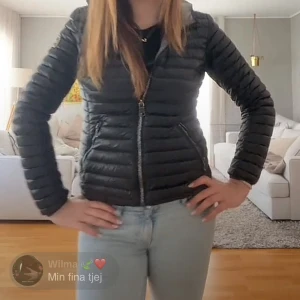 Svart colmar jacka - Jättesnygg svart colmar jacka som är i storlek S. Den är använd ganska mycket, men det syns inte. Kostade runt 4000 nypris.