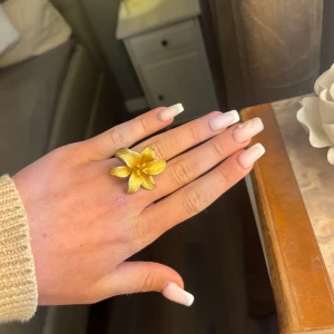 Superfin Guldig blomring i rostfritt stål från Olympia - Superfin guldig blomring i rostfritt stål från Olympia! :) håller färgen bra för att materialet är rostfritt stål🔥