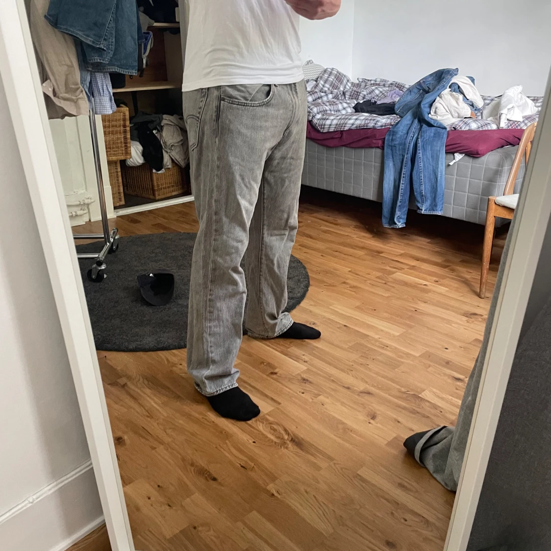 Grå raka jeans med kontrastsömmar - 2