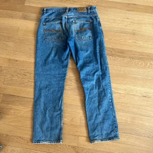 Nudie jeans - Ett par riktigt feta nudie jeans i modellen sleepy Sixten som är en lite lösare modell, gott skick och andra bilden har lite konstigt ljus, om man vill ha en ny bild eller har andra frågor så är det bara att skriva