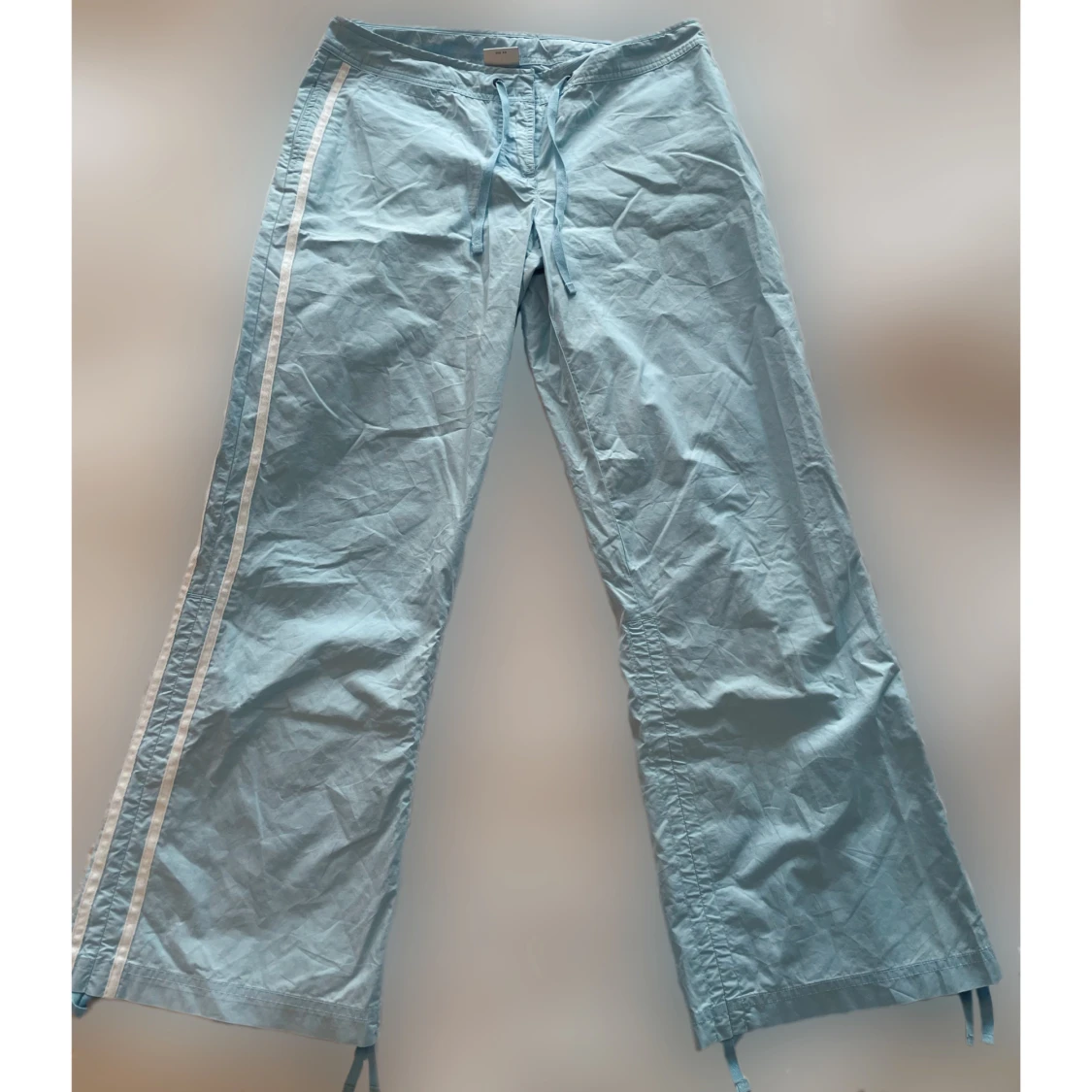 Ljusblå wide byxor med vita ränder - 1