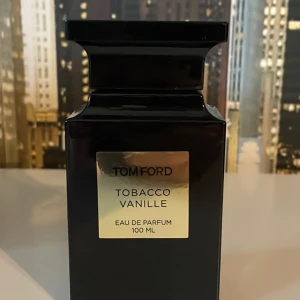 Tom Ford Tobacco Vanille Eau de Parfum - Exklusiv parfym från Tom Ford, Tobacco Vanille, i en elegant svart flaska. 82/100mL kvar. Lägg bud