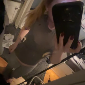 Grå t-shirt, genomskinlig - Säljer en enkel och stilren grå t-shirt. Den har en normal passform och korta ärmar, perfekt för en avslappnad look. Materialet känns mjukt och bekvämt mot huden.