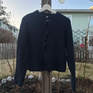 Marinblå stickad kofta - Marinblå stickad tröja från Gina tricot i str: 158-164. Jättefin, använd 2-3 gånger!!💕 Kan diskutera pris💕