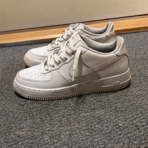 Air force 1 - Säljer ett par vita Nike Air Force 1 i storlek EUR 39. Skorna är i bra skick, inga creases, lite slitage. Låda medföljer ej. Skriv vid intresse. Köparen står för frakten. Kan tänka mig 500kr vid snabb affär.