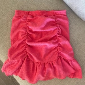 Rosa kjol - Säljer denna fina rosa kjol med volang då den är för liten för mig. Finns inte att köpa längre och endast använd en gång🩷 Storlek S från Gina Tricot.