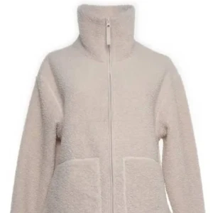 Beige teddyjacka från H&M - Mysig beige teddyjacka från H&M med dragkedja och huva. Perfekt för kyliga dagar med sin fluffiga och varma design. Jackan har långa ärmar och praktiska fickor framtill. Använd cirka tre gånger, skriv vid frågor❤️