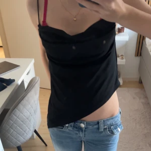 Svart linnetopp  - Säljer en stilren svart linnetopp från BikBok i storlek XS. Använd fåtal gånger och säljs för att de inte kommer till användning längre. Fråga om bättre bilder om det behövs och priset kan diskuteras!