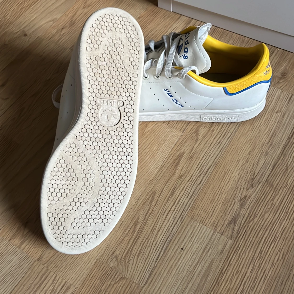 Adidas Stan Smith med gul detalj - 1