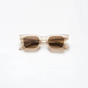 Solglasögon från Chimi - Snygga solglasögon från Chimi ecru 04, med fyrkantig form och bruna tonade glas. Perfekta för en stilren look. Kommer i originalförpackning. Är i väldigt bra skick då de knappast är använda 💓 hör av er om ni har frågor.