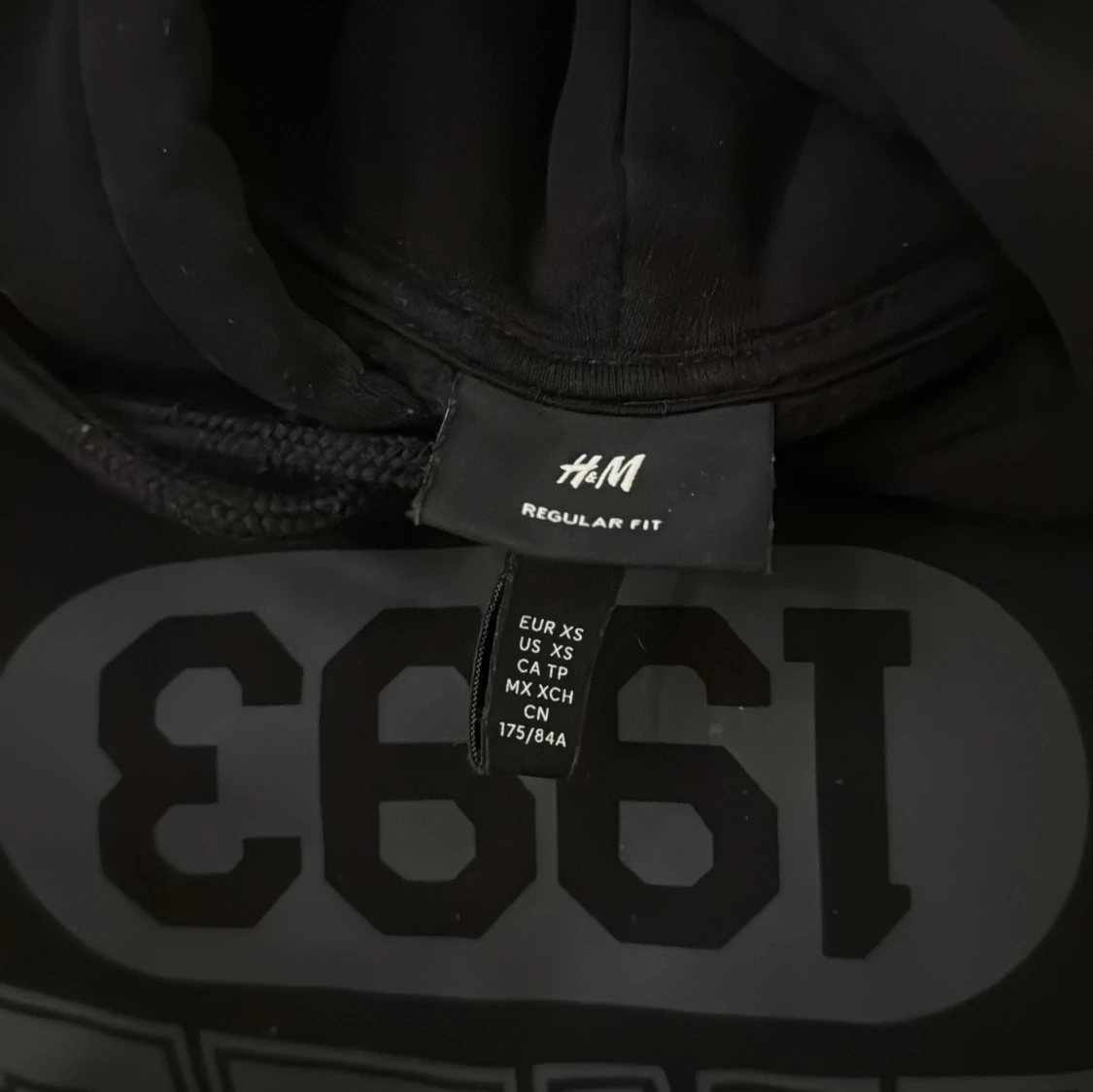 Svart hoodie från H&M med tryck - 2