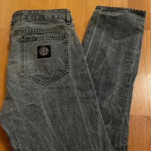Grå jeans från Stone Island - Snygga grå jeans från Stone Island. Jeansen har en enklare defekt vid vänster bakficka. 7/10. Skriv om du har några funderingar.