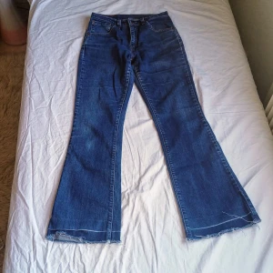 Bootcut Levis jeans - Vintage bootcut levis jeans köpta i en vintage butik i budapest. Går ända ner på längden på mig som är 165. Jag skulle bedöma att storleken är 36 - 38. Midwaist.   #vintage #levis #vintagelevis #levisjeans #bootcut #jeans 
