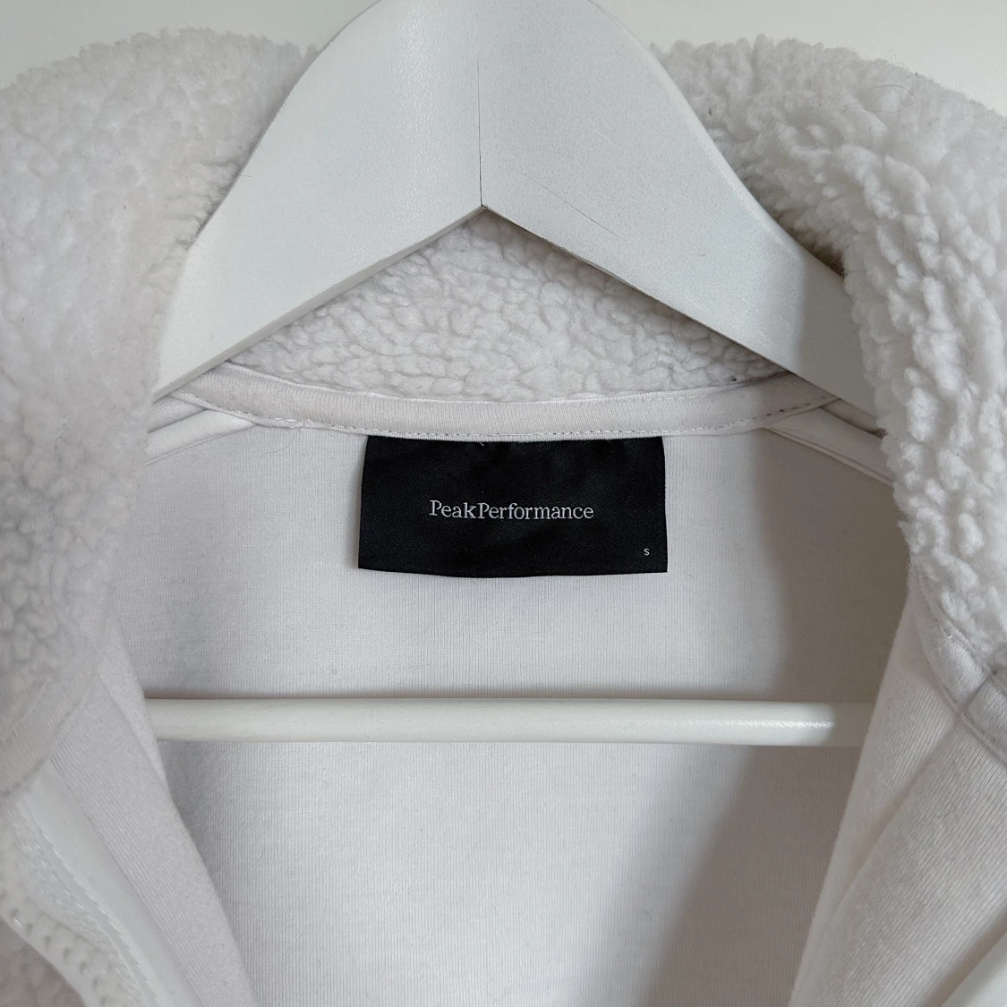 Vit teddyjacka från Peak Performance - 3