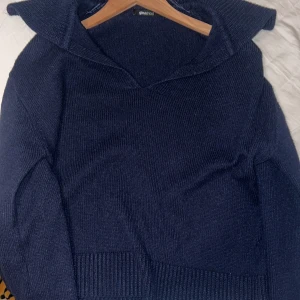 Stickad mörkblå tröja - Stickad tröja från ginatricot, storlek S. Använt ett fåtal gånger. Om det skulle behövas fler bilder kan ni skriva till mig. 