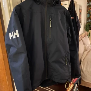 Helly Hansen vind jacka  - Tja säljer nu min helly Hansen vind jacka. Max använd i 2 månader efter som de blev kallt. Jackan är i 9/10 skick. Storlekar 176. För frågar och mer säg bara till !