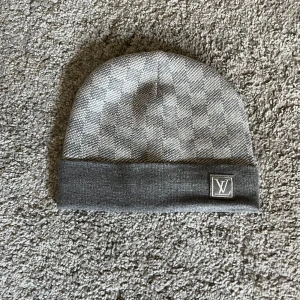  mössa från Louis Vuitton - Snygg grå mössa från Louis Vuitton knappt använd riktigt fet.