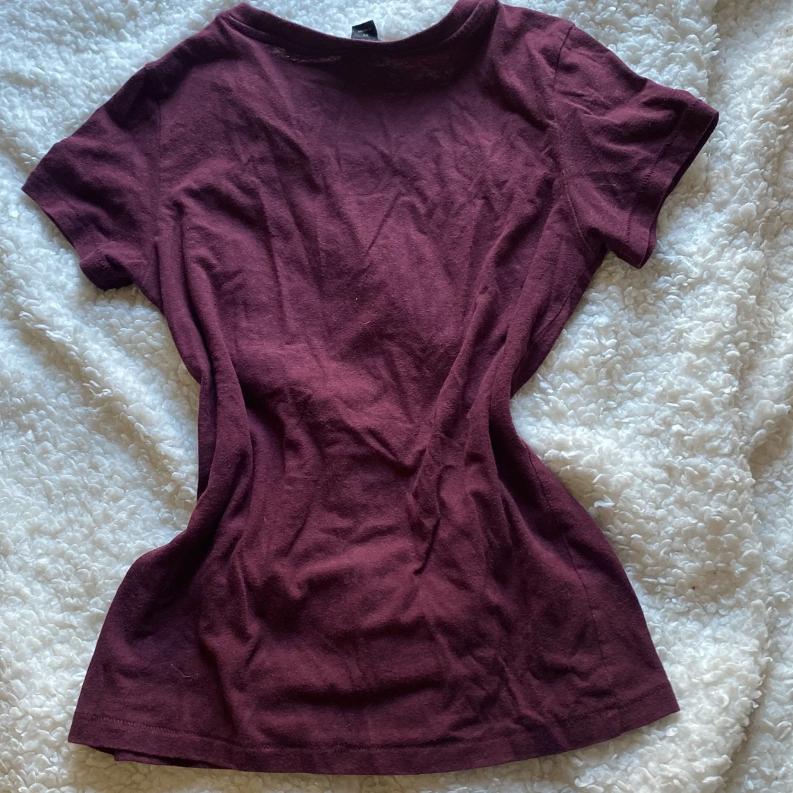 Vinröd t-shirt från Monki - 1